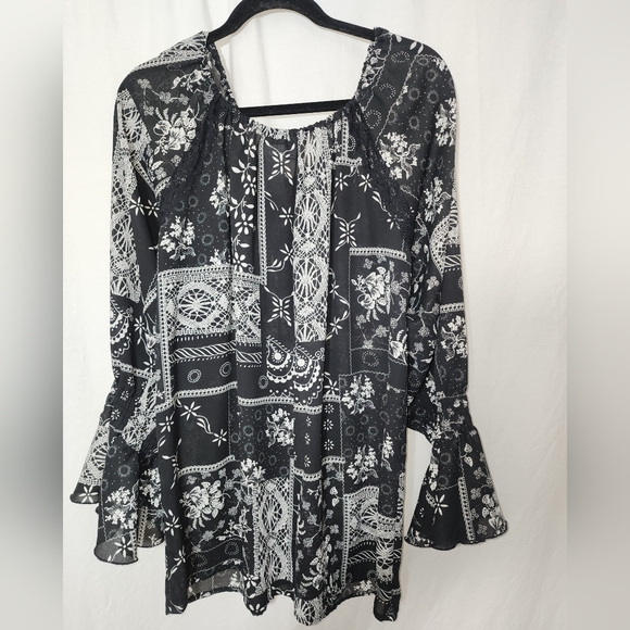 Chic Black & White Ruffle Sleeve Mini Dress - Picture 2 of 7